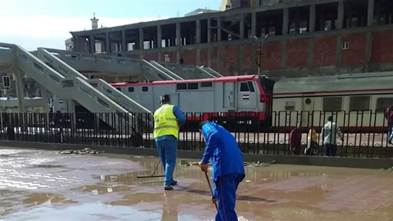 انتشار فرق طوارئ السكك الحديدية لمتابعة حركة القطارات خلال موجة سوء الطقس